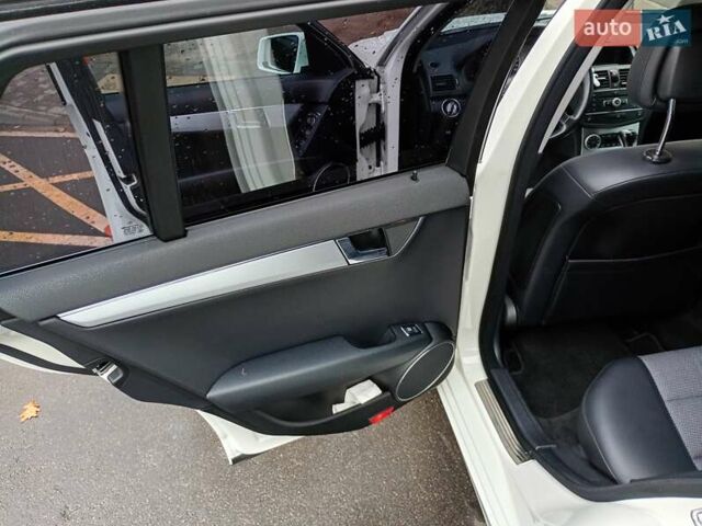 Белый Мерседес Ц-Класс, объемом двигателя 2.1 л и пробегом 360 тыс. км за 9300 $, фото 12 на Automoto.ua