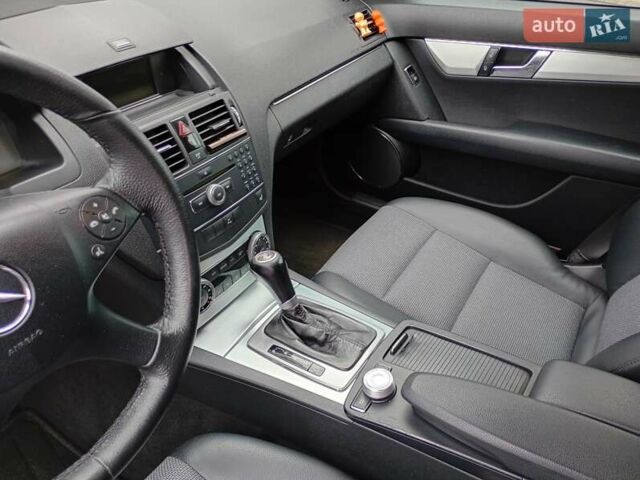 Белый Мерседес Ц-Класс, объемом двигателя 2.1 л и пробегом 360 тыс. км за 9300 $, фото 9 на Automoto.ua