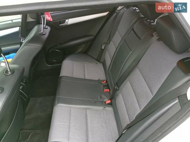 Белый Мерседес Ц-Класс, объемом двигателя 2.1 л и пробегом 360 тыс. км за 9300 $, фото 11 на Automoto.ua