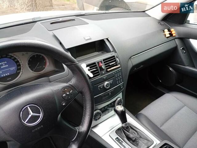 Белый Мерседес Ц-Класс, объемом двигателя 2.1 л и пробегом 360 тыс. км за 9300 $, фото 2 на Automoto.ua