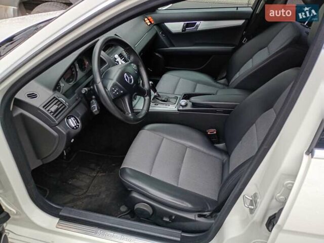 Белый Мерседес Ц-Класс, объемом двигателя 2.1 л и пробегом 360 тыс. км за 9300 $, фото 6 на Automoto.ua