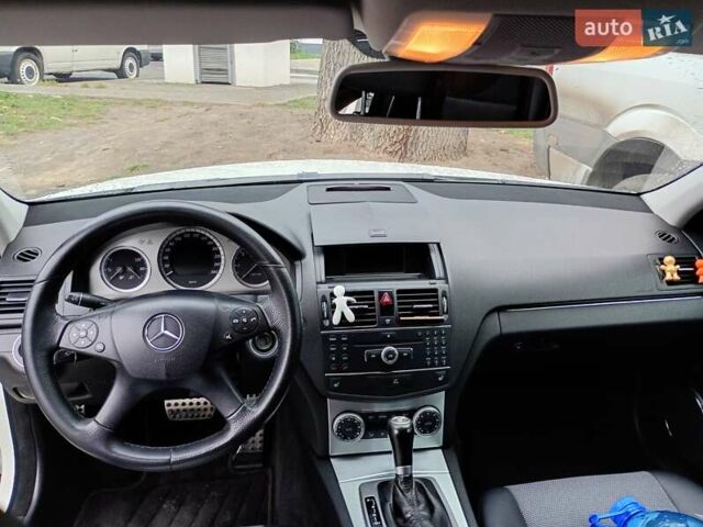 Белый Мерседес Ц-Класс, объемом двигателя 2.1 л и пробегом 360 тыс. км за 9300 $, фото 13 на Automoto.ua