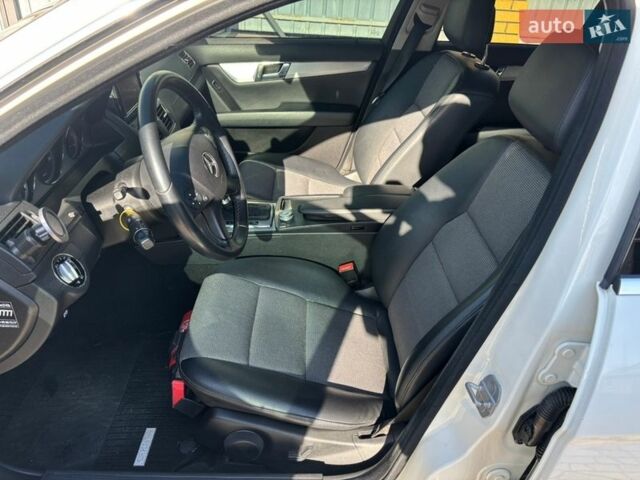 Белый Мерседес Ц-Класс, объемом двигателя 2.2 л и пробегом 295 тыс. км за 10000 $, фото 11 на Automoto.ua