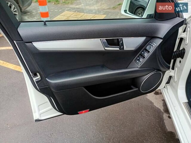 Белый Мерседес Ц-Класс, объемом двигателя 2.1 л и пробегом 360 тыс. км за 9300 $, фото 5 на Automoto.ua