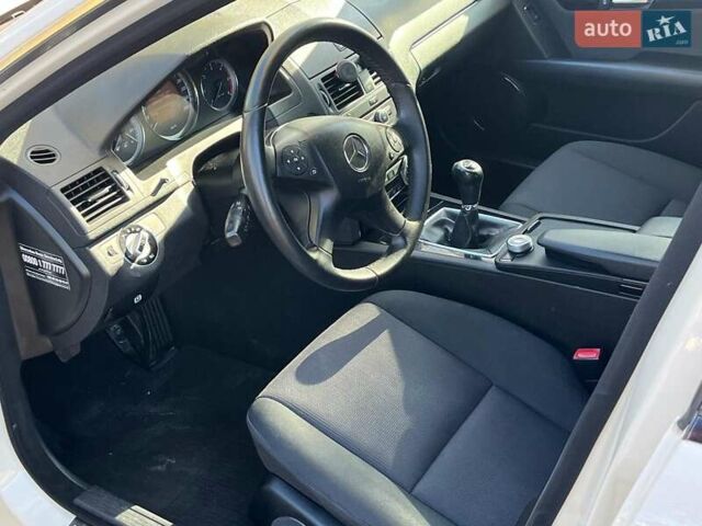 Мерседес Ц-Класс 2010 в Киеве на Automoto.ua Белый Мерседес Ц-Класс, объемом двигателя 2.1 л и пробегом 412 тыс. км за 8990 $, фото 14 на Automoto.ua