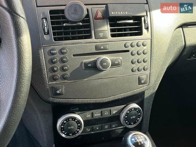 Мерседес Ц-Класс 2010 в Киеве на Automoto.ua Белый Мерседес Ц-Класс, объемом двигателя 2.1 л и пробегом 412 тыс. км за 8990 $, фото 20 на Automoto.ua