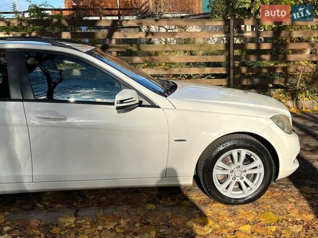 Мерседес Ц-Класс 2010 в Киеве на Automoto.ua Белый Мерседес Ц-Класс, объемом двигателя 2.1 л и пробегом 412 тыс. км за 8990 $, фото 11 на Automoto.ua