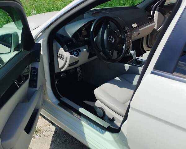 Білий Мерседес Ц-Клас, об'ємом двигуна 2.2 л та пробігом 267 тис. км за 8800 $, фото 6 на Automoto.ua