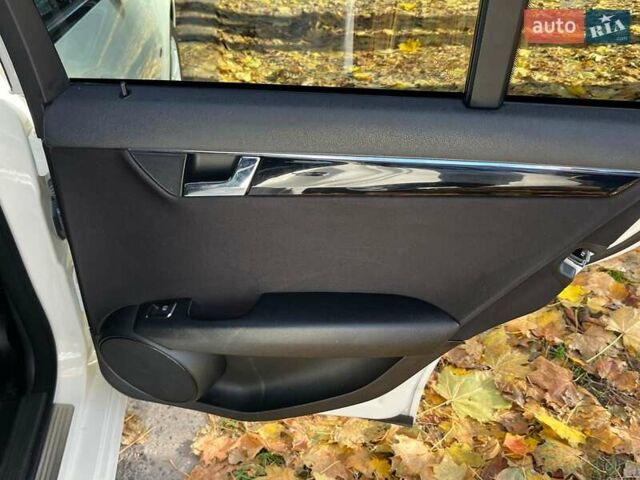 Мерседес Ц-Класс 2010 в Киеве на Automoto.ua Белый Мерседес Ц-Класс, объемом двигателя 2.1 л и пробегом 412 тыс. км за 8990 $, фото 28 на Automoto.ua