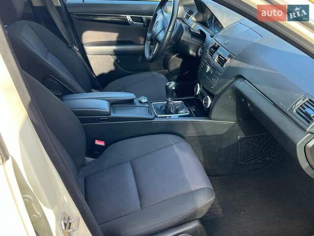 Мерседес Ц-Класс 2010 в Киеве на Automoto.ua Белый Мерседес Ц-Класс, объемом двигателя 2.1 л и пробегом 412 тыс. км за 8990 $, фото 29 на Automoto.ua