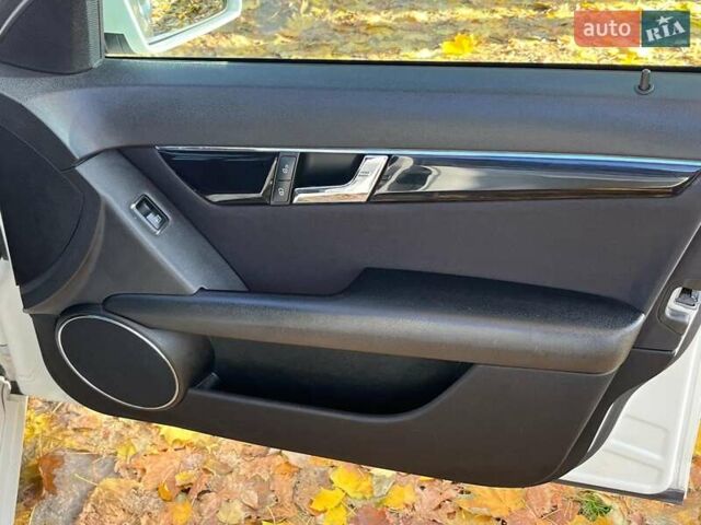 Мерседес Ц-Класс 2010 в Киеве на Automoto.ua Белый Мерседес Ц-Класс, объемом двигателя 2.1 л и пробегом 412 тыс. км за 8990 $, фото 32 на Automoto.ua