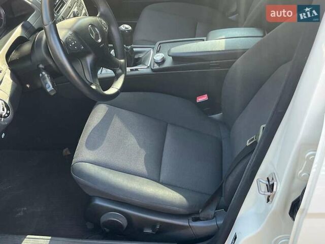 Мерседес Ц-Класс 2010 в Киеве на Automoto.ua Белый Мерседес Ц-Класс, объемом двигателя 2.1 л и пробегом 412 тыс. км за 8990 $, фото 24 на Automoto.ua