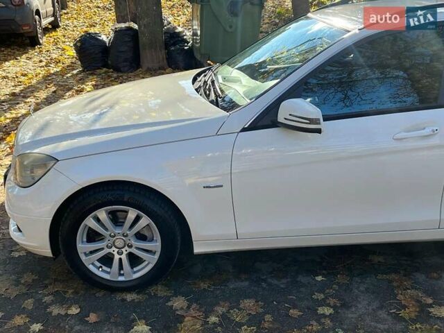 Мерседес Ц-Класс 2010 в Киеве на Automoto.ua Белый Мерседес Ц-Класс, объемом двигателя 2.1 л и пробегом 412 тыс. км за 8990 $, фото 5 на Automoto.ua