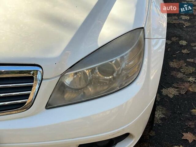 Мерседес Ц-Класс 2010 в Киеве на Automoto.ua Белый Мерседес Ц-Класс, объемом двигателя 2.1 л и пробегом 412 тыс. км за 8990 $, фото 4 на Automoto.ua