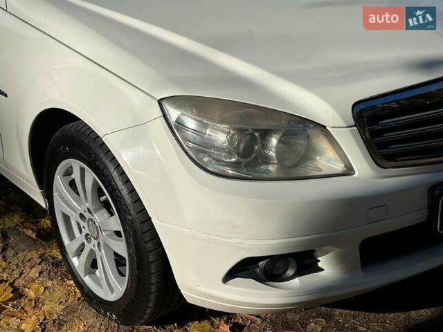 Мерседес Ц-Класс 2010 в Киеве на Automoto.ua Белый Мерседес Ц-Класс, объемом двигателя 2.1 л и пробегом 412 тыс. км за 8990 $, фото 1 на Automoto.ua
