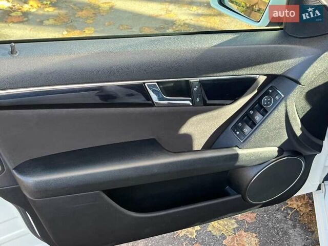 Мерседес Ц-Класс 2010 в Киеве на Automoto.ua Белый Мерседес Ц-Класс, объемом двигателя 2.1 л и пробегом 412 тыс. км за 8990 $, фото 15 на Automoto.ua