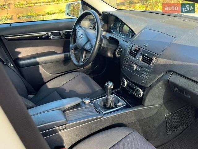 Мерседес Ц-Класс 2010 в Киеве на Automoto.ua Белый Мерседес Ц-Класс, объемом двигателя 2.1 л и пробегом 412 тыс. км за 8990 $, фото 31 на Automoto.ua