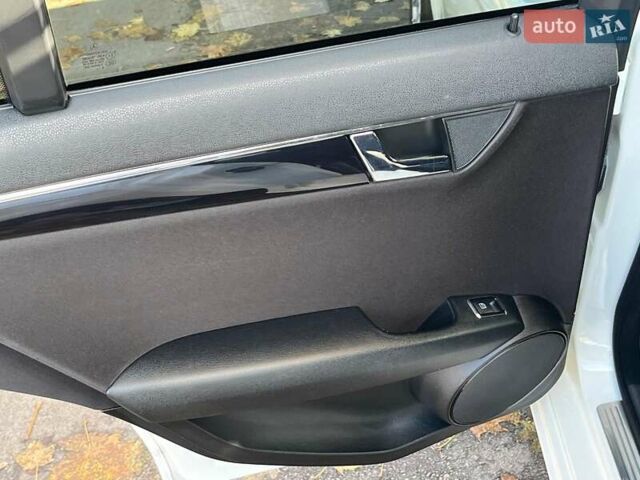 Мерседес Ц-Класс 2010 в Киеве на Automoto.ua Белый Мерседес Ц-Класс, объемом двигателя 2.1 л и пробегом 412 тыс. км за 8990 $, фото 27 на Automoto.ua