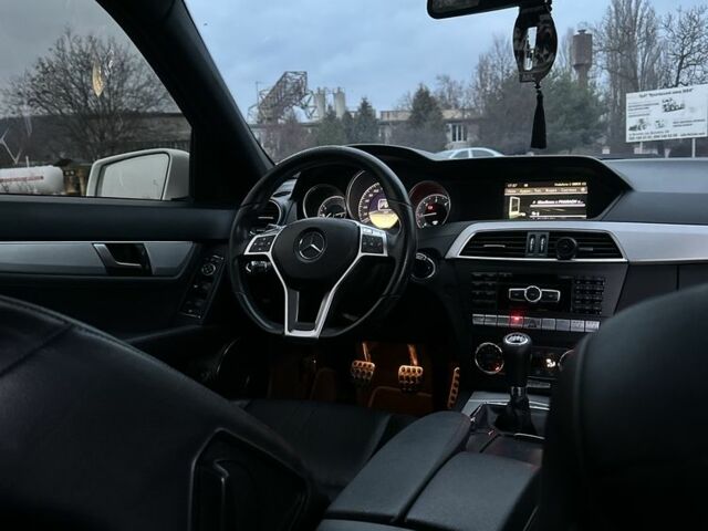 Белый Мерседес Ц-Класс, объемом двигателя 2.1 л и пробегом 322 тыс. км за 10400 $, фото 12 на Automoto.ua