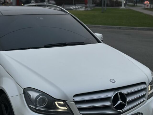 Белый Мерседес Ц-Класс, объемом двигателя 2.1 л и пробегом 322 тыс. км за 10400 $, фото 4 на Automoto.ua