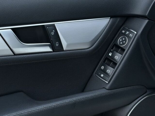 Белый Мерседес Ц-Класс, объемом двигателя 2.1 л и пробегом 322 тыс. км за 10400 $, фото 10 на Automoto.ua