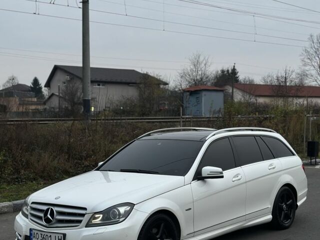 Белый Мерседес Ц-Класс, объемом двигателя 2.1 л и пробегом 322 тыс. км за 10400 $, фото 1 на Automoto.ua