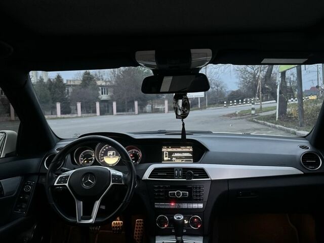 Белый Мерседес Ц-Класс, объемом двигателя 2.1 л и пробегом 322 тыс. км за 10400 $, фото 5 на Automoto.ua