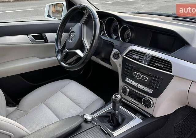 Белый Мерседес Ц-Класс, объемом двигателя 2.14 л и пробегом 383 тыс. км за 10500 $, фото 6 на Automoto.ua