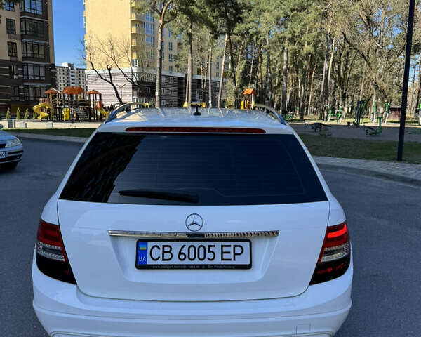 Белый Мерседес Ц-Класс, объемом двигателя 2.2 л и пробегом 370 тыс. км за 10500 $, фото 3 на Automoto.ua