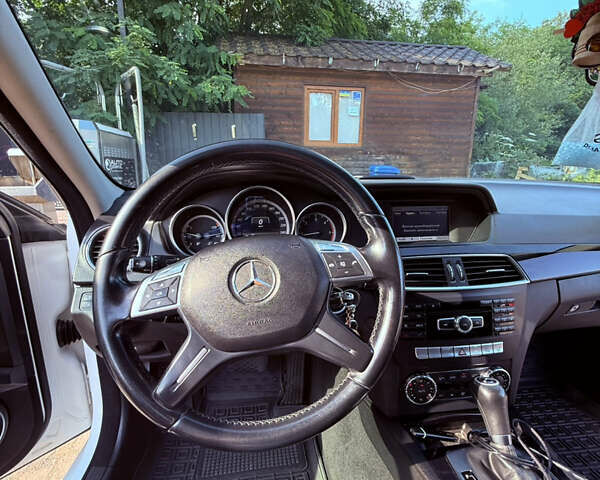 Білий Мерседес Ц-Клас, об'ємом двигуна 2.14 л та пробігом 297 тис. км за 13999 $, фото 14 на Automoto.ua