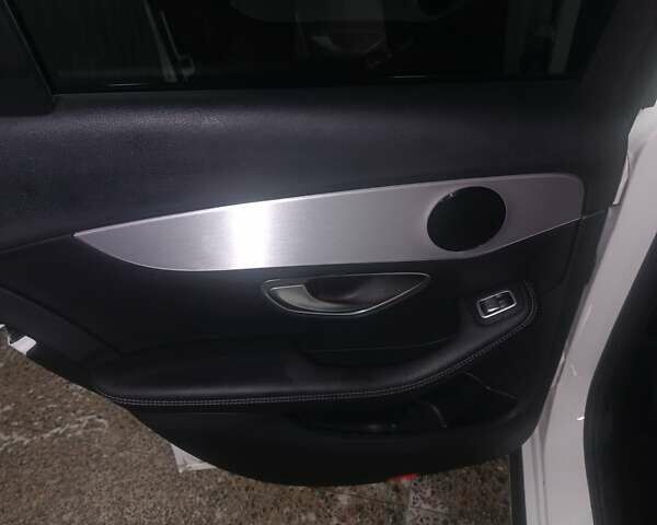 Белый Мерседес Ц-Класс, объемом двигателя 2 л и пробегом 211 тыс. км за 17200 $, фото 3 на Automoto.ua