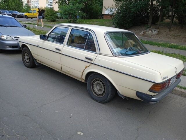 Бежевый Мерседес Ц-Класс, объемом двигателя 2 л и пробегом 800 тыс. км за 1700 $, фото 4 на Automoto.ua