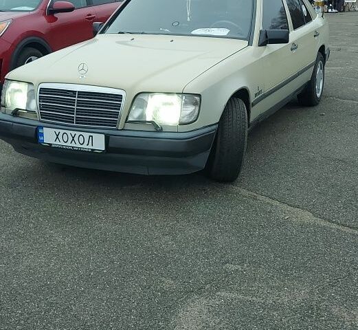 Бежевый Мерседес Ц-Класс, объемом двигателя 5 л и пробегом 349 тыс. км за 4000 $, фото 2 на Automoto.ua