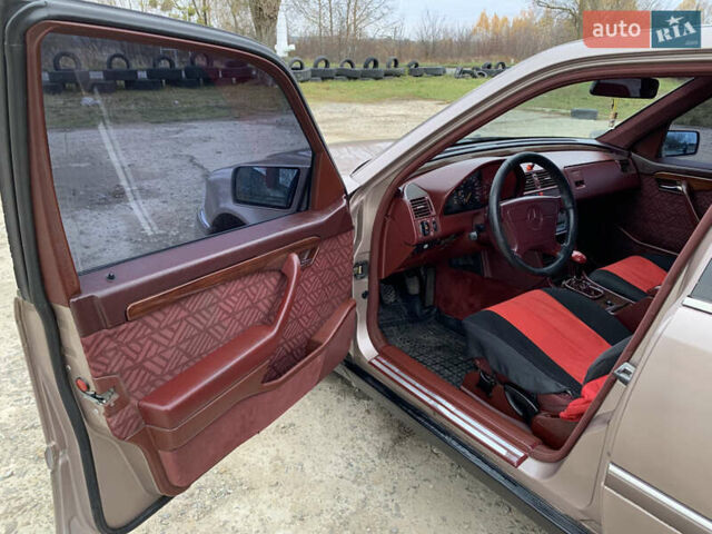 Бежевый Мерседес Ц-Класс, объемом двигателя 1.8 л и пробегом 381 тыс. км за 3650 $, фото 9 на Automoto.ua