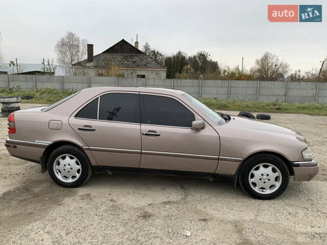 Бежевый Мерседес Ц-Класс, объемом двигателя 1.8 л и пробегом 381 тыс. км за 3650 $, фото 4 на Automoto.ua