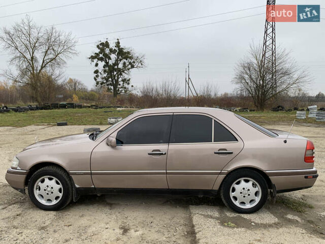 Бежевый Мерседес Ц-Класс, объемом двигателя 1.8 л и пробегом 381 тыс. км за 3650 $, фото 8 на Automoto.ua