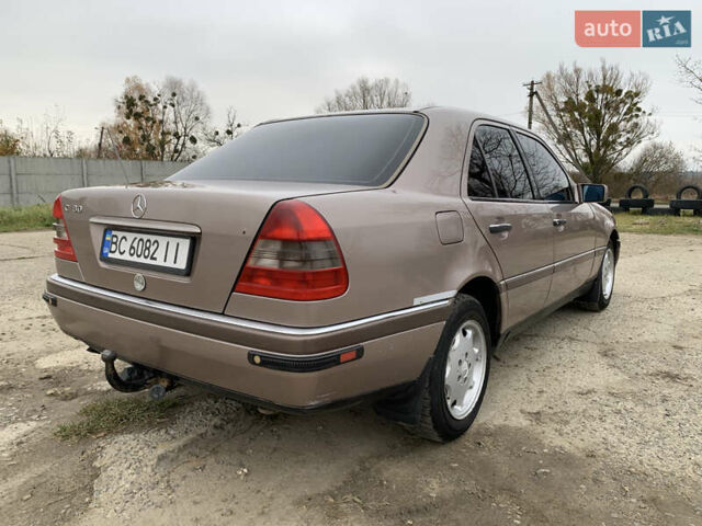 Бежевый Мерседес Ц-Класс, объемом двигателя 1.8 л и пробегом 381 тыс. км за 3650 $, фото 5 на Automoto.ua