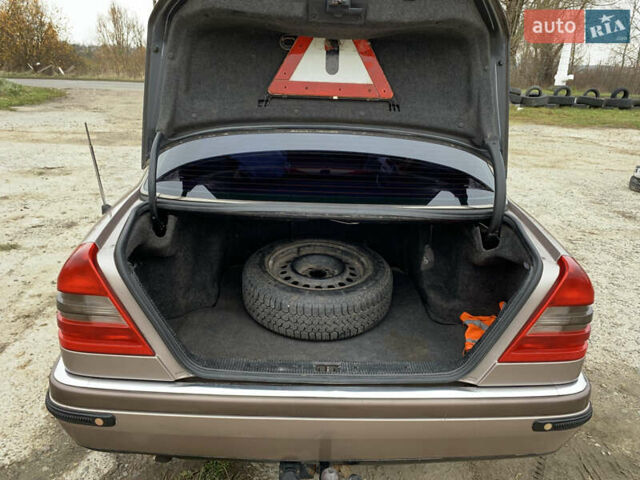 Бежевый Мерседес Ц-Класс, объемом двигателя 1.8 л и пробегом 381 тыс. км за 3650 $, фото 22 на Automoto.ua