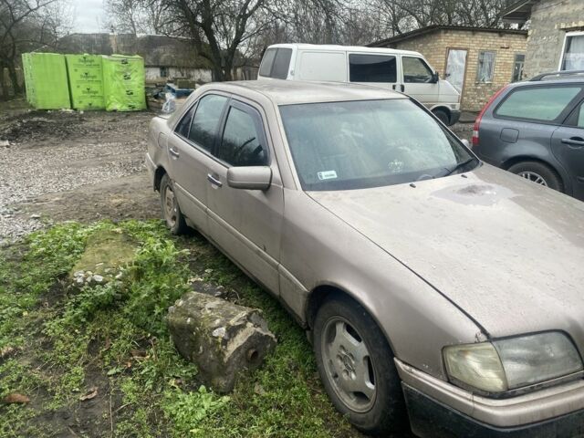 Бежевый Мерседес Ц-Класс, объемом двигателя 2.5 л и пробегом 200 тыс. км за 693 $, фото 1 на Automoto.ua