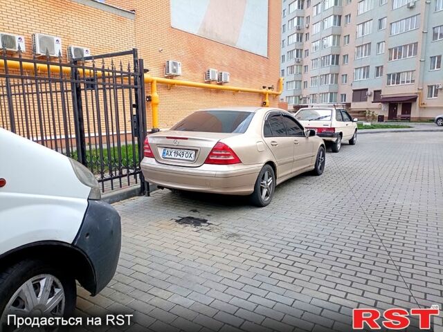 Бежевый Мерседес Ц-Класс, объемом двигателя 2 л и пробегом 300 тыс. км за 4500 $, фото 3 на Automoto.ua