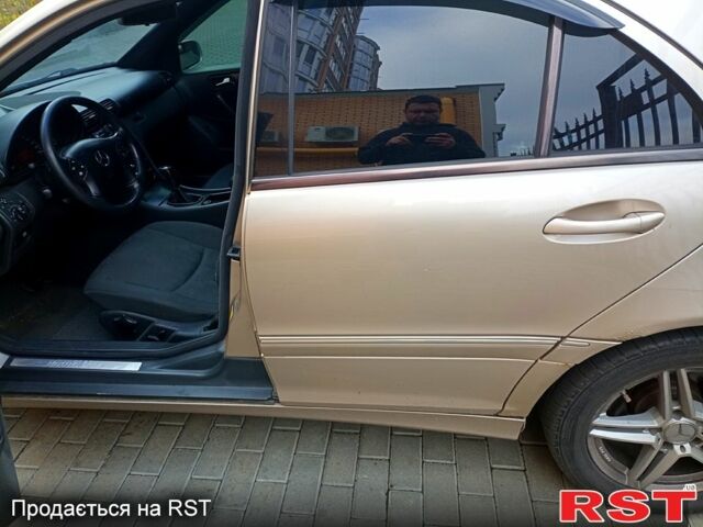 Бежевый Мерседес Ц-Класс, объемом двигателя 2 л и пробегом 300 тыс. км за 4500 $, фото 4 на Automoto.ua