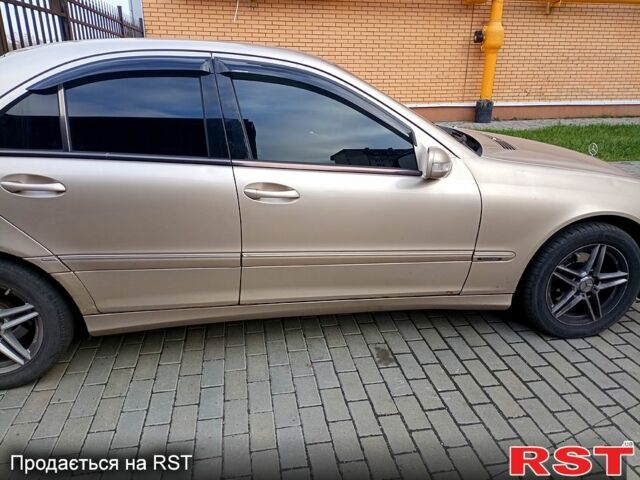 Бежевый Мерседес Ц-Класс, объемом двигателя 2 л и пробегом 300 тыс. км за 4500 $, фото 2 на Automoto.ua