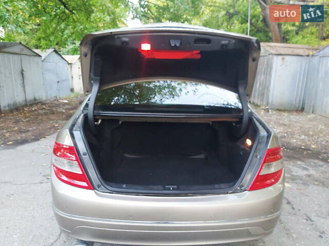 Бежевый Мерседес Ц-Класс, объемом двигателя 1.8 л и пробегом 185 тыс. км за 7400 $, фото 8 на Automoto.ua