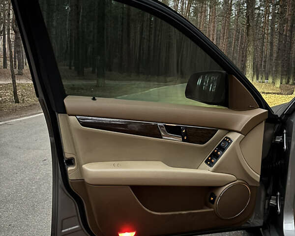 Бежевий Мерседес Ц-Клас, об'ємом двигуна 1.8 л та пробігом 183 тис. км за 9800 $, фото 6 на Automoto.ua