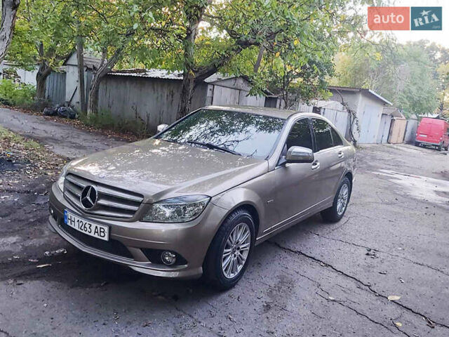 Бежевый Мерседес Ц-Класс, объемом двигателя 1.8 л и пробегом 185 тыс. км за 7400 $, фото 1 на Automoto.ua