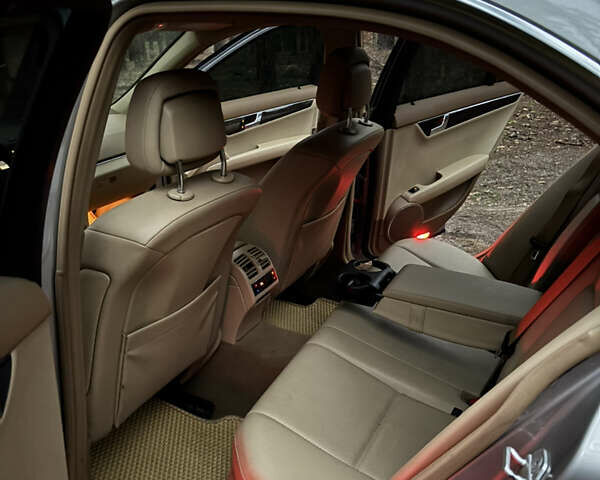 Бежевий Мерседес Ц-Клас, об'ємом двигуна 1.8 л та пробігом 183 тис. км за 9800 $, фото 13 на Automoto.ua