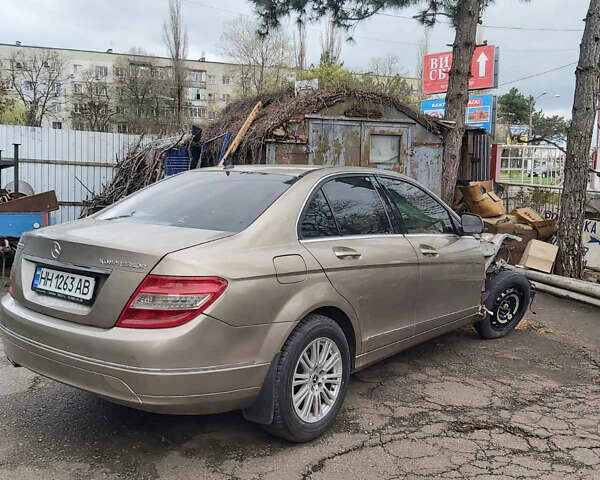 Бежевий Мерседес Ц-Клас, об'ємом двигуна 1.8 л та пробігом 190 тис. км за 2800 $, фото 1 на Automoto.ua