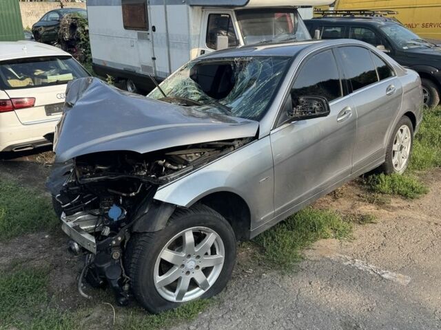 Бежевий Мерседес Ц-Клас, об'ємом двигуна 2.2 л та пробігом 100 тис. км за 2600 $, фото 2 на Automoto.ua