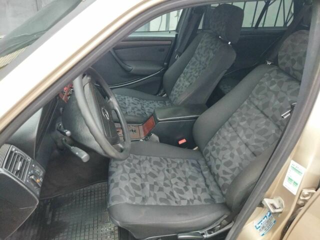 Бежевый Мерседес Ц-Класс, объемом двигателя 2.2 л и пробегом 520 тыс. км за 3700 $, фото 7 на Automoto.ua