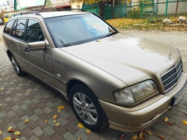 Бежевый Мерседес Ц-Класс, объемом двигателя 2.2 л и пробегом 520 тыс. км за 3700 $, фото 4 на Automoto.ua